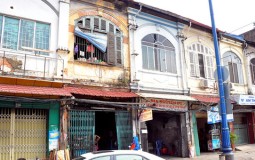 Lo sợ dãy nhà cổ 100 năm tuổi có nguy cơ đổ sập, người Sài Gòn kêu cứu