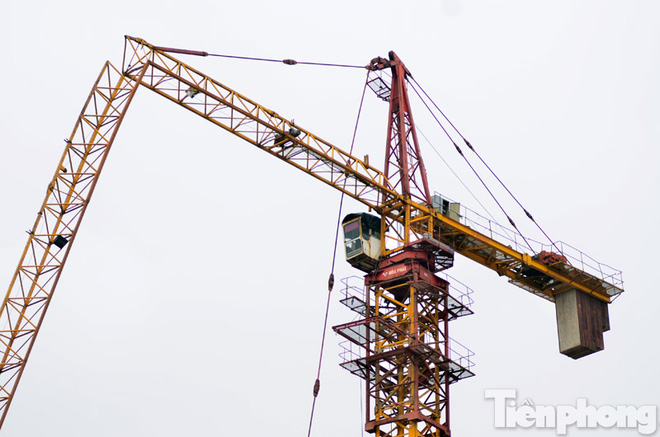 Sốc với ảnh hiện trường vụ gãy cần cẩu ở phố Trương Định