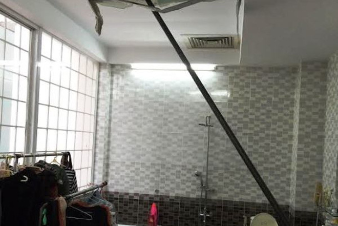 Sắt lao thủng mái nhà, đập nát kính nhà dân sống cạnh Saigonres Plaza
