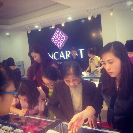 Sốt vàng ngày thần tài, giá vàng dựng đứng!