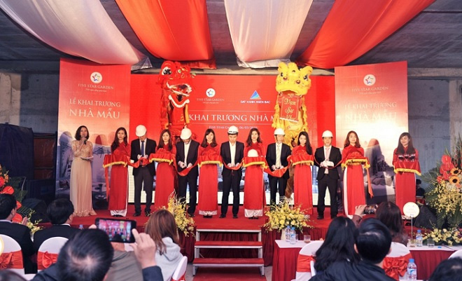 Tham quan nhà mẫu, đầu năm nhận quà