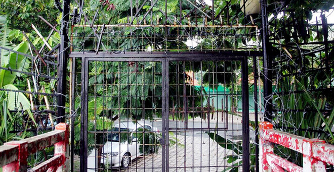 TP. HCM: Cầu mới xây xong 3 tháng, cấm đi lại vì... sợ người dân ngồi nhậu