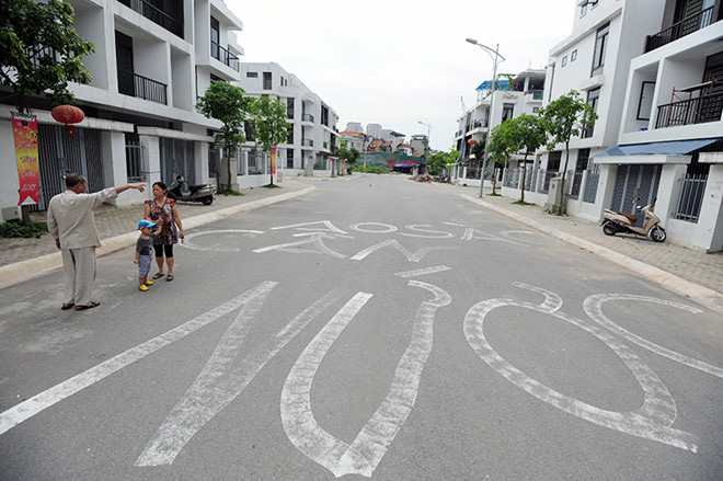 Sống khổ như thời bao cấp trong khu biệt thự giữa lòng thủ đô